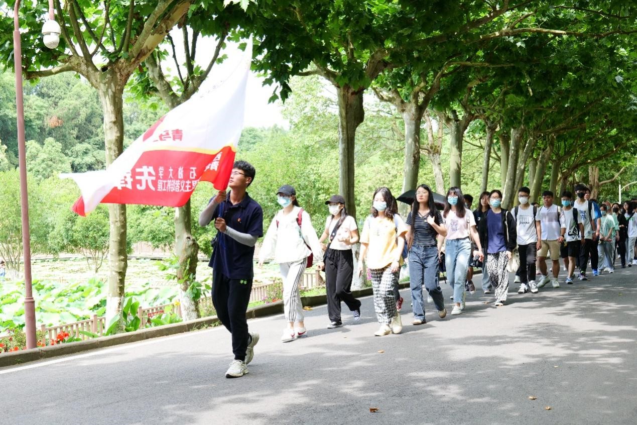 学员们徒步行走